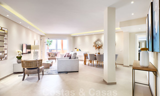 Apartamento en planta alta completamente renovado en venta, en primera línea de una playa tranquila al oeste de Estepona 26830 