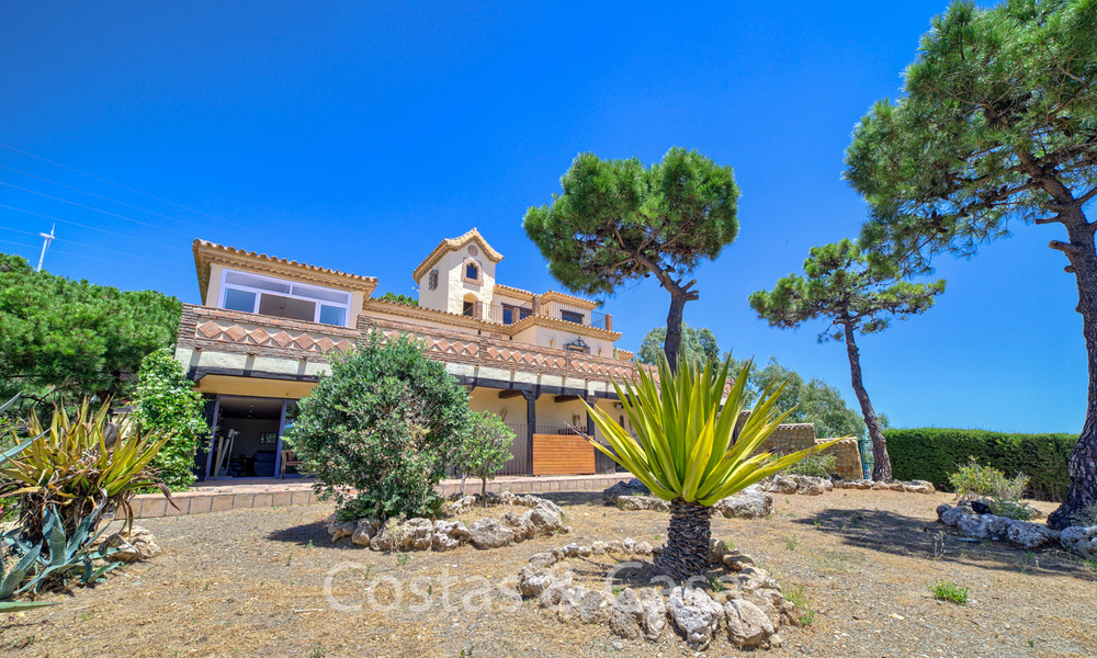 Encantadora villa andaluza renovada con impresionantes vistas al mar en venta en Estepona 19462