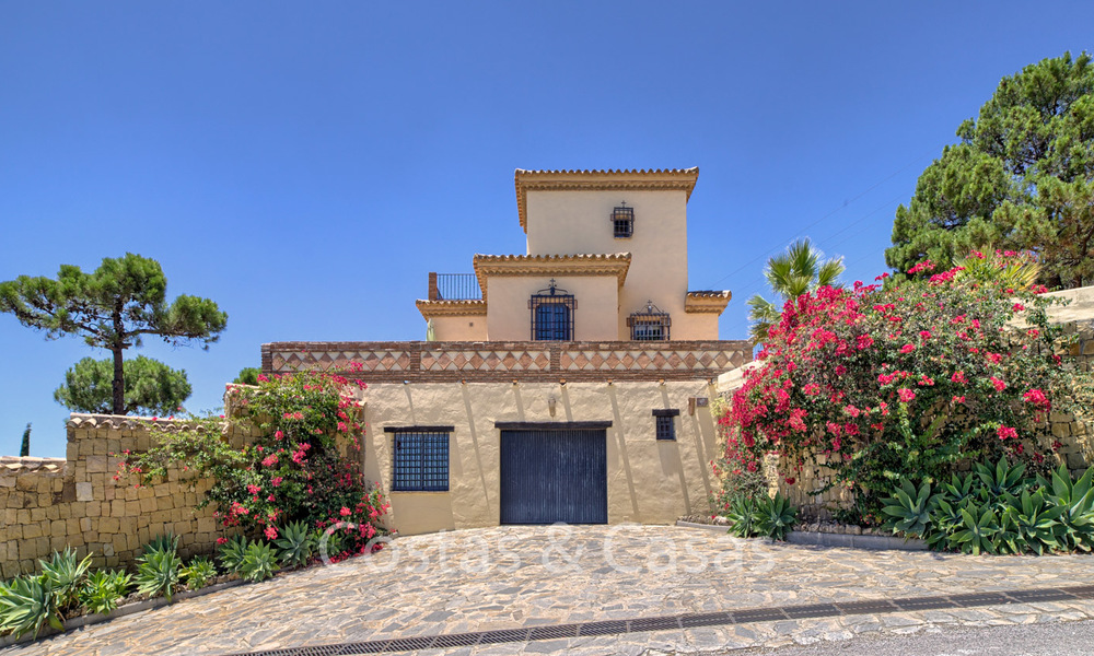 Encantadora villa andaluza renovada con impresionantes vistas al mar en venta en Estepona 19468