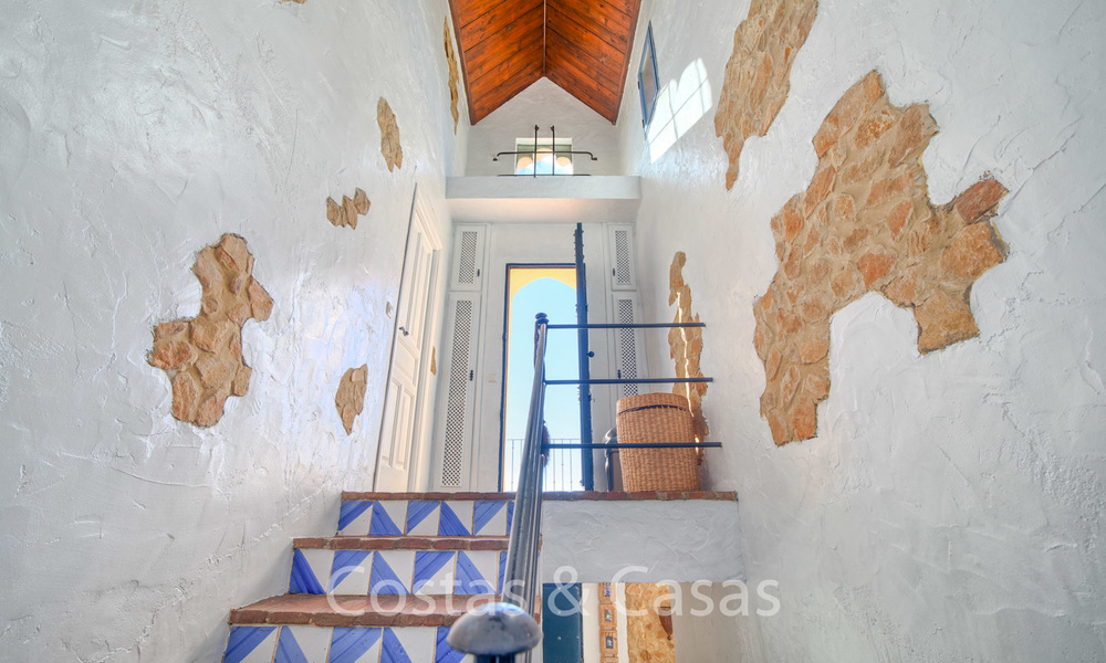 Encantadora villa andaluza renovada con impresionantes vistas al mar en venta en Estepona 19470