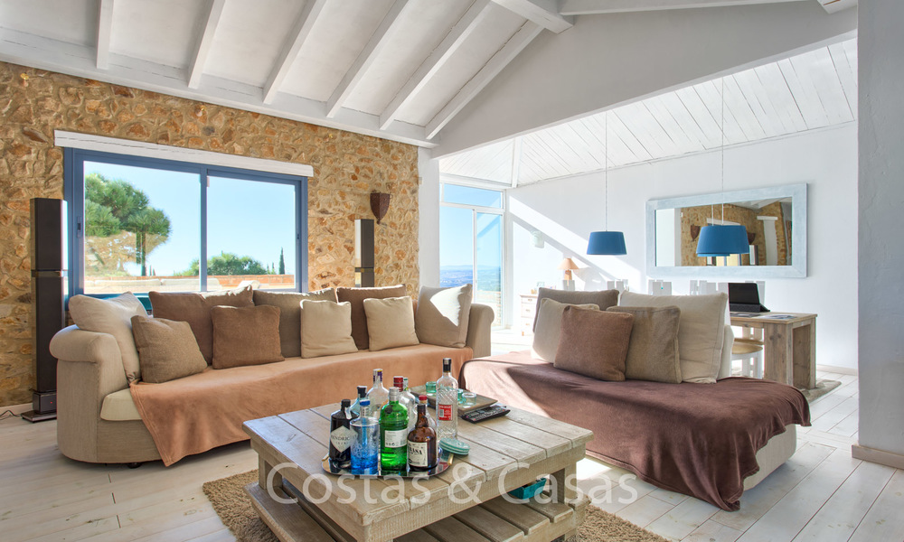 Encantadora villa andaluza renovada con impresionantes vistas al mar en venta en Estepona 19477