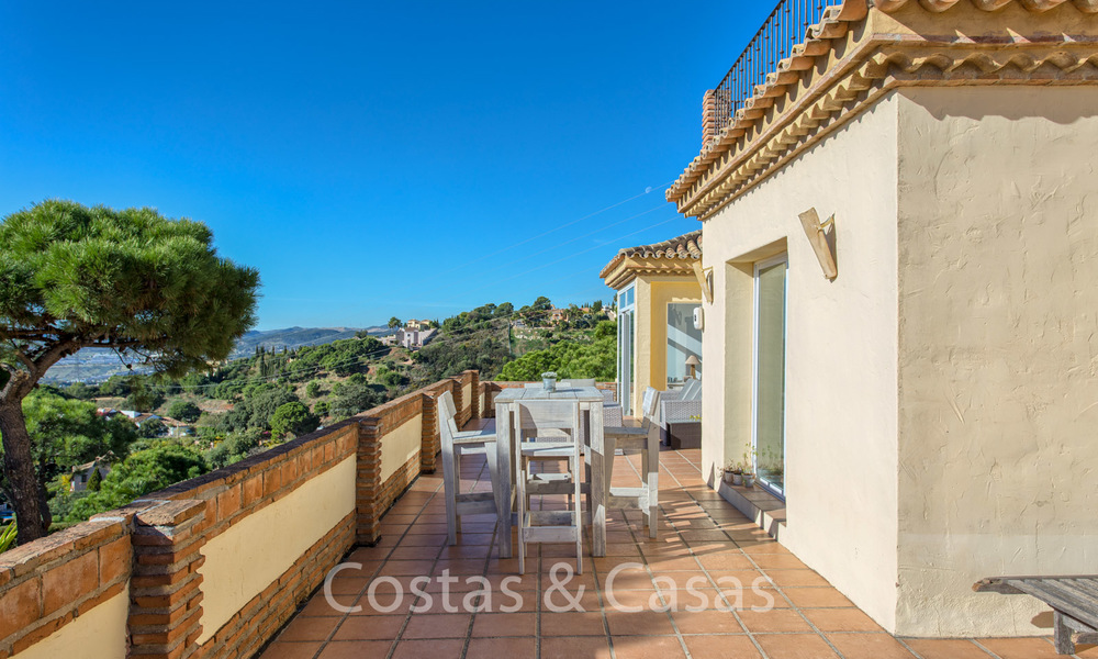 Encantadora villa andaluza renovada con impresionantes vistas al mar en venta en Estepona 19485