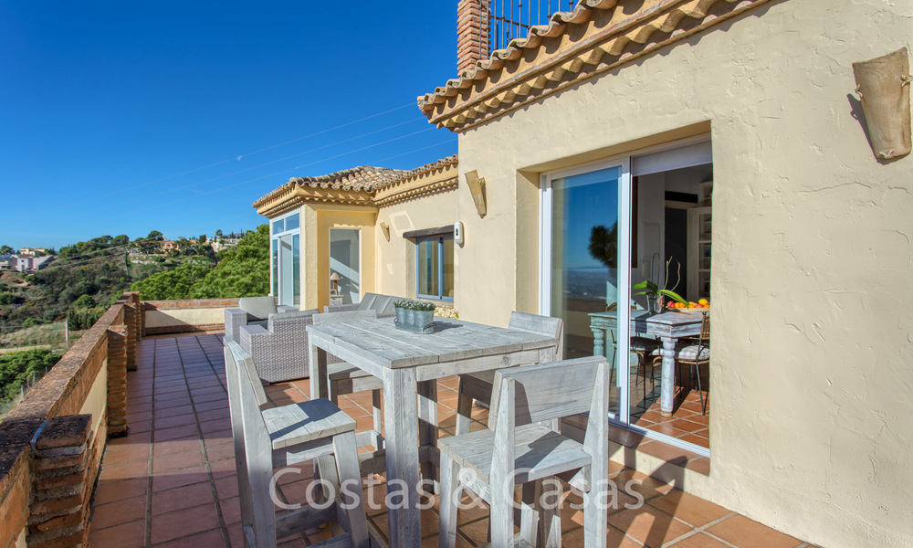 Encantadora villa andaluza renovada con impresionantes vistas al mar en venta en Estepona 19486