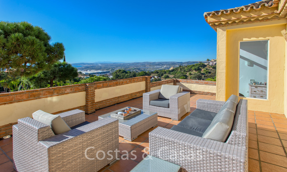 Encantadora villa andaluza renovada con impresionantes vistas al mar en venta en Estepona 19488