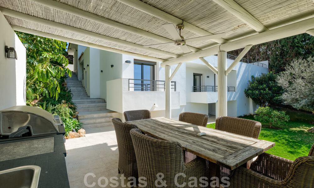 Villa andaluza totalmente renovada y redecorada en venta en las Colinas de Nueva Andalucía, Marbella 33631