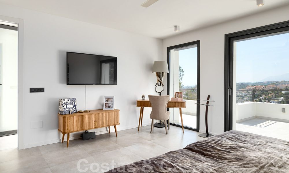 Villa andaluza totalmente renovada y redecorada en venta en las Colinas de Nueva Andalucía, Marbella 33644