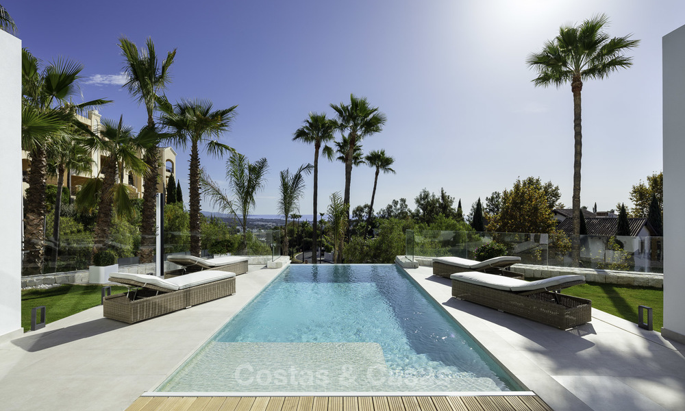 Una villa de lujo contemporánea, nueva y lista para ser habitada, con impresionantes vistas al mar, a la venta en un codiciado club de golf, Benahavis, Marbella 19549