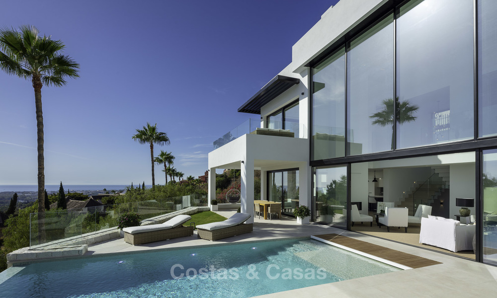 Una villa de lujo contemporánea, nueva y lista para ser habitada, con impresionantes vistas al mar, a la venta en un codiciado club de golf, Benahavis, Marbella 19550