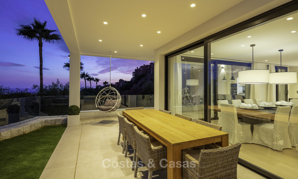Una villa de lujo contemporánea, nueva y lista para ser habitada, con impresionantes vistas al mar, a la venta en un codiciado club de golf, Benahavis, Marbella 19570