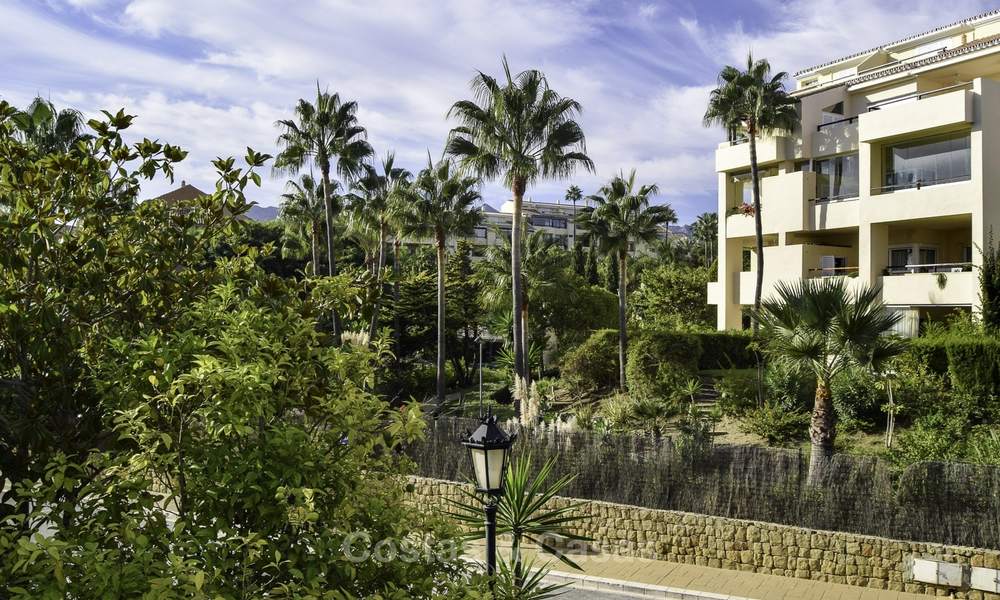 Atractivo apartamento en venta en un cuidado complejo frente a la playa, Marbella Este 19580
