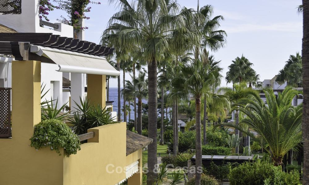 Atractivo apartamento en venta en un cuidado complejo frente a la playa, Marbella Este 19588