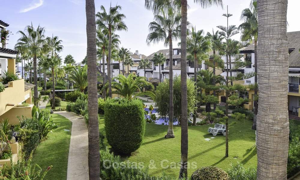 Atractivo apartamento en venta en un cuidado complejo frente a la playa, Marbella Este 19589