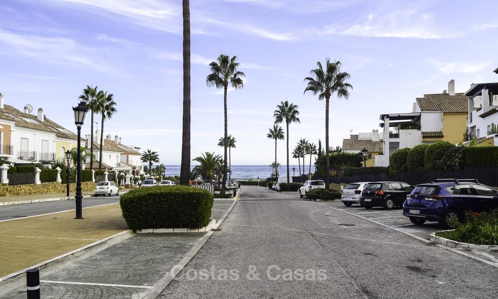 Atractivo apartamento en venta en un cuidado complejo frente a la playa, Marbella Este 19595