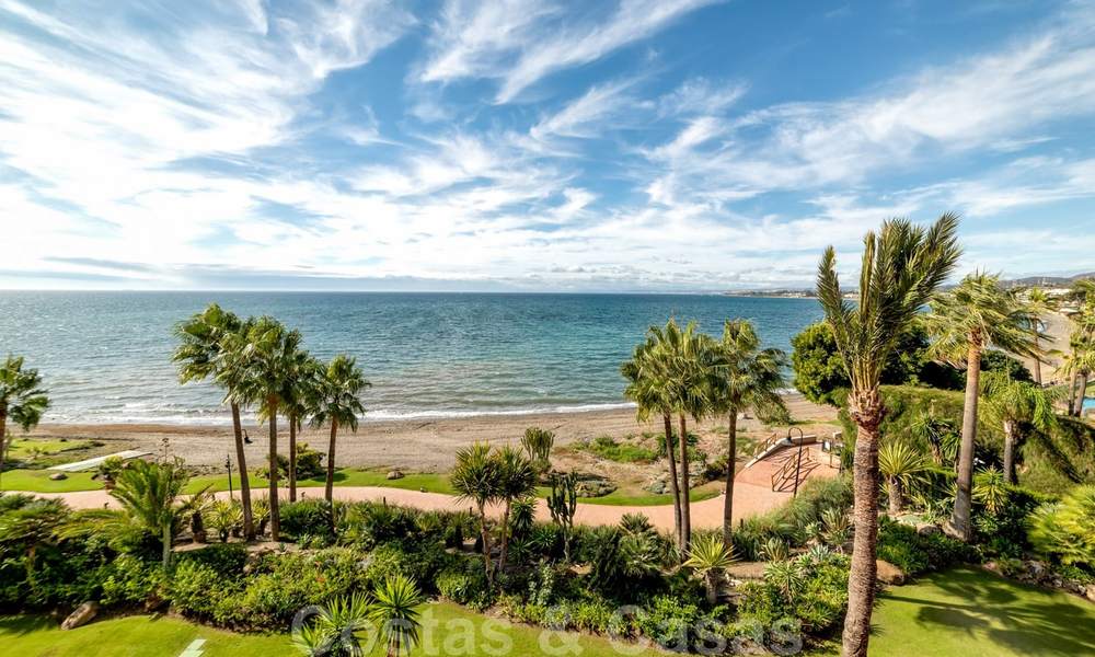 ¡Una oportunidad única! Impresionante ático en primera línea de playa con vistas al mar en venta en un complejo playero icónico en la Nueva Milla de Oro 19610