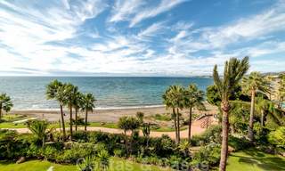 ¡Una oportunidad única! Impresionante ático en primera línea de playa con vistas al mar en venta en un complejo playero icónico en la Nueva Milla de Oro 19610 