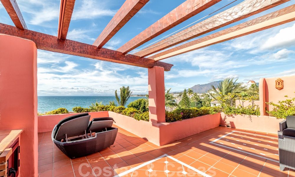 ¡Una oportunidad única! Impresionante ático en primera línea de playa con vistas al mar en venta en un complejo playero icónico en la Nueva Milla de Oro 19611