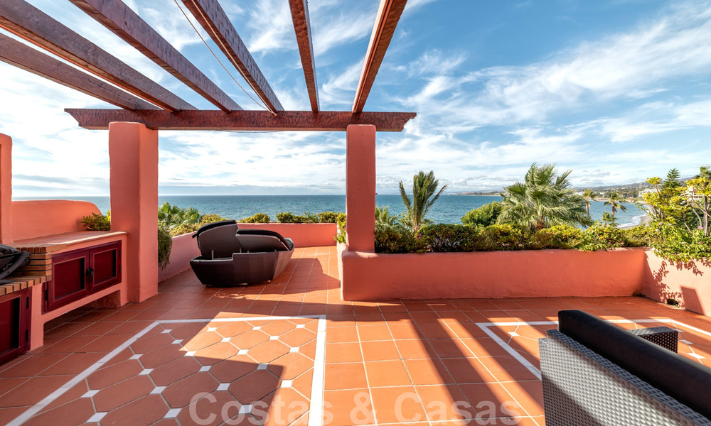 ¡Una oportunidad única! Impresionante ático en primera línea de playa con vistas al mar en venta en un complejo playero icónico en la Nueva Milla de Oro 19612