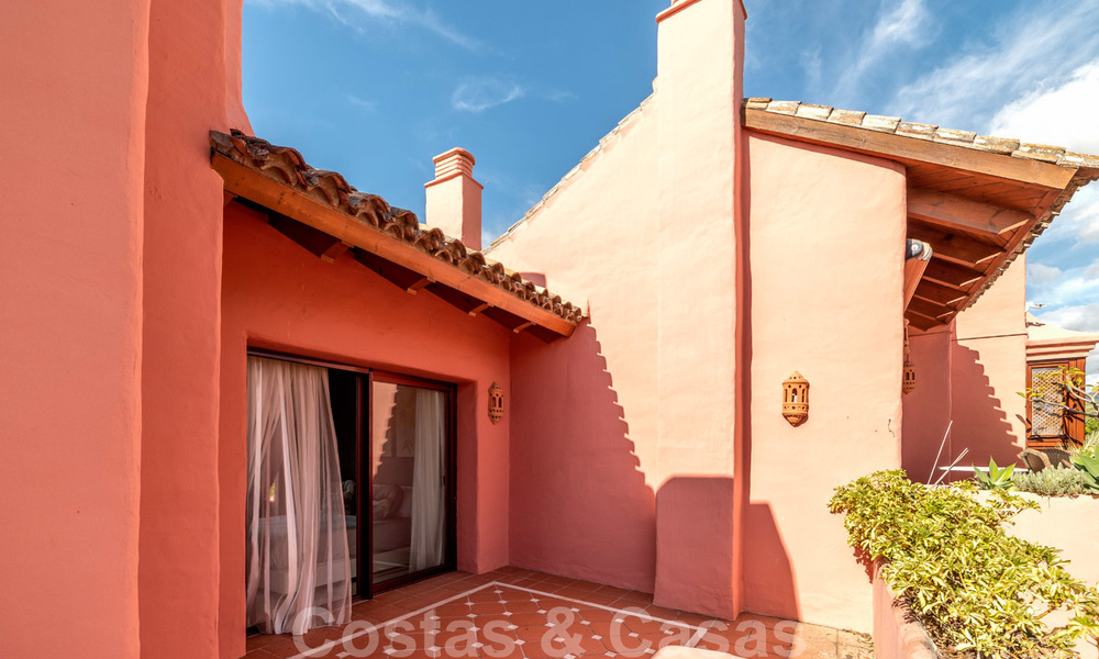 ¡Una oportunidad única! Impresionante ático en primera línea de playa con vistas al mar en venta en un complejo playero icónico en la Nueva Milla de Oro 19614