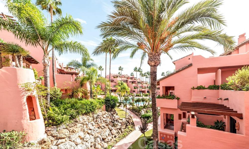 ¡Una oportunidad única! Impresionante ático en primera línea de playa con vistas al mar en venta en un complejo playero icónico en la Nueva Milla de Oro 19638