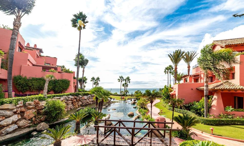 ¡Una oportunidad única! Impresionante ático en primera línea de playa con vistas al mar en venta en un complejo playero icónico en la Nueva Milla de Oro 19640