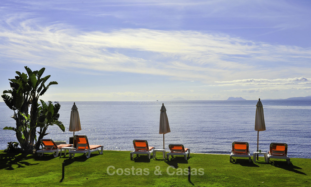 ¡Una oportunidad única! Impresionante ático en primera línea de playa con vistas al mar en venta en un complejo playero icónico en la Nueva Milla de Oro 19727