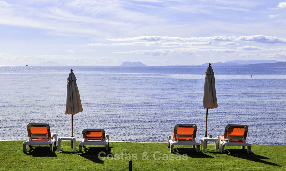 ¡Una oportunidad única! Impresionante ático en primera línea de playa con vistas al mar en venta en un complejo playero icónico en la Nueva Milla de Oro 19728