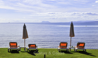 ¡Una oportunidad única! Impresionante ático en primera línea de playa con vistas al mar en venta en un complejo playero icónico en la Nueva Milla de Oro 19728 