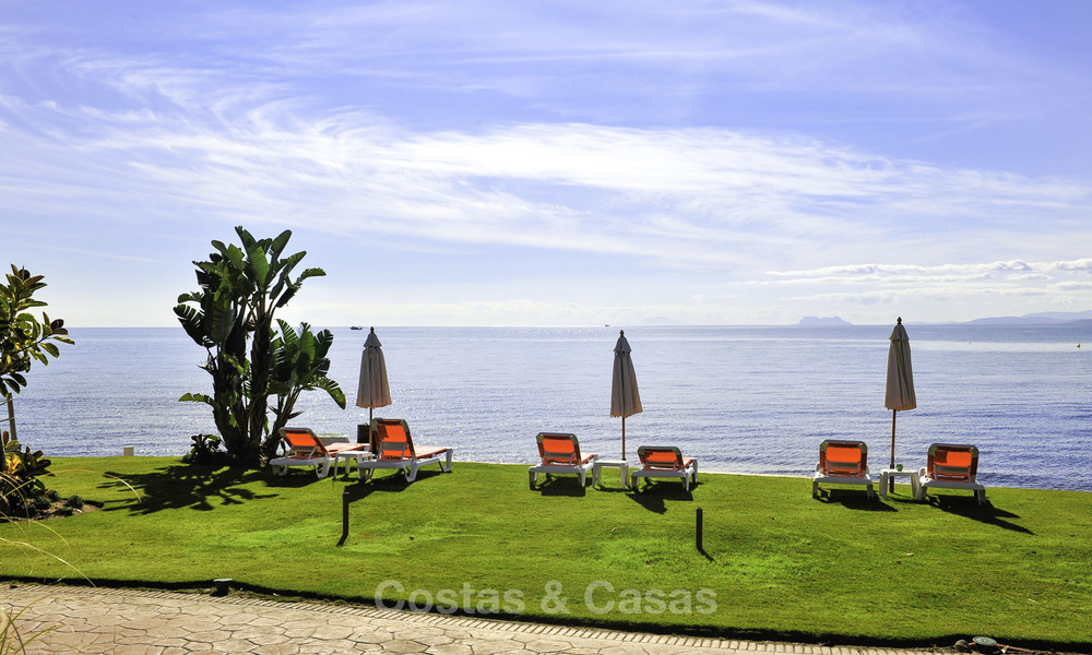 ¡Una oportunidad única! Impresionante ático en primera línea de playa con vistas al mar en venta en un complejo playero icónico en la Nueva Milla de Oro 19729