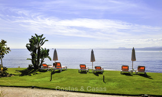 ¡Una oportunidad única! Impresionante ático en primera línea de playa con vistas al mar en venta en un complejo playero icónico en la Nueva Milla de Oro 19729 