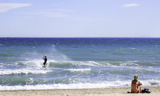 ¡Una oportunidad única! Impresionante ático en primera línea de playa con vistas al mar en venta en un complejo playero icónico en la Nueva Milla de Oro 19731 