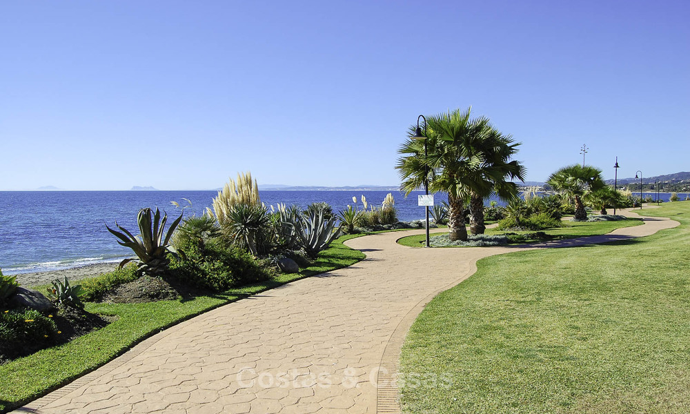 ¡Una oportunidad única! Impresionante ático en primera línea de playa con vistas al mar en venta en un complejo playero icónico en la Nueva Milla de Oro 19733