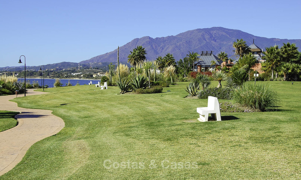 ¡Una oportunidad única! Impresionante ático en primera línea de playa con vistas al mar en venta en un complejo playero icónico en la Nueva Milla de Oro 19735