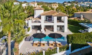 Encantadora villa de lujo completamente renovada con vistas al mar en venta, en un prominente complejo de golf en Nueva Andalucía, Marbella 19830 