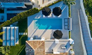 Encantadora villa de lujo completamente renovada con vistas al mar en venta, en un prominente complejo de golf en Nueva Andalucía, Marbella 19850 
