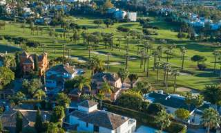 Encantadora villa de lujo completamente renovada con vistas al mar en venta, en un prominente complejo de golf en Nueva Andalucía, Marbella 19851 