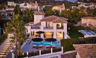 Encantadora villa de lujo completamente renovada con vistas al mar en venta, en un prominente complejo de golf en Nueva Andalucía, Marbella 19857 
