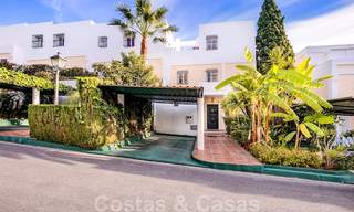 Se vende una atractiva casa adosada en primera línea de un prestigioso campo de golf, Benahavis, Marbella 19905 