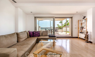 Amplio y moderno apartamento con vistas al mar y al golf en venta en Benahavis, Marbella 20012 