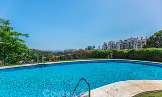 Amplio y moderno apartamento con vistas al mar y al golf en venta en Benahavis, Marbella 20027 