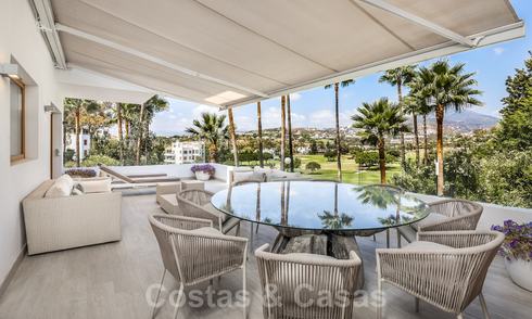 Precio reducido! Muy elegante, apartamento de lujo completamente reformado en venta en un prominente campo de golf, Nueva Andalucía, Marbella 20038