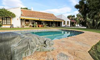 Se vende una encantadora y espaciosa villa de estilo rústico, a poca distancia de los servicios y del centro de San Pedro, Marbella 20619 