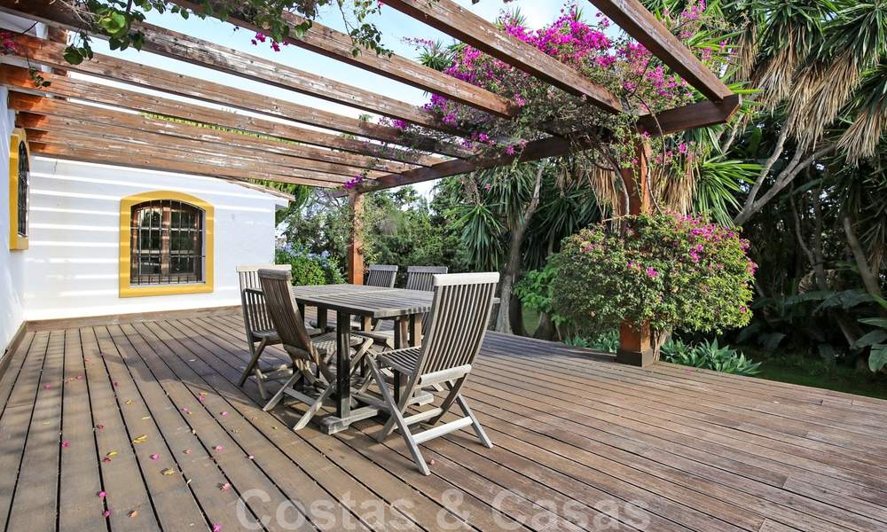 Se vende una encantadora y espaciosa villa de estilo rústico, a poca distancia de los servicios y del centro de San Pedro, Marbella 20621