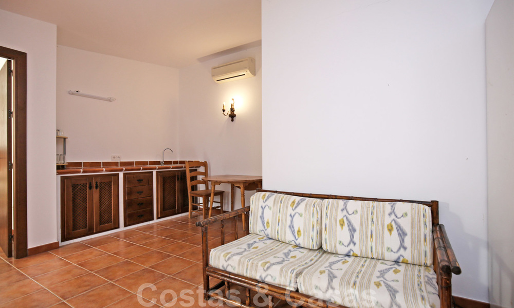 Se vende una encantadora y espaciosa villa de estilo rústico, a poca distancia de los servicios y del centro de San Pedro, Marbella 20626