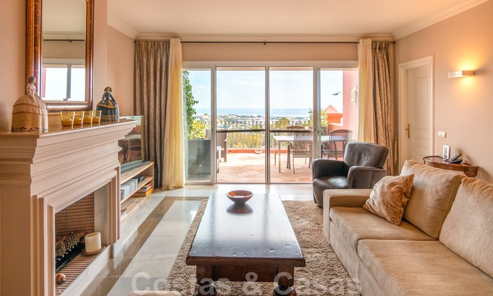 Prístino ático con vistas panorámicas al mar y a la montaña en venta en Benahavis, Marbella 20232