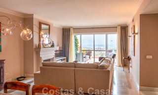 Prístino ático con vistas panorámicas al mar y a la montaña en venta en Benahavis, Marbella 20233 
