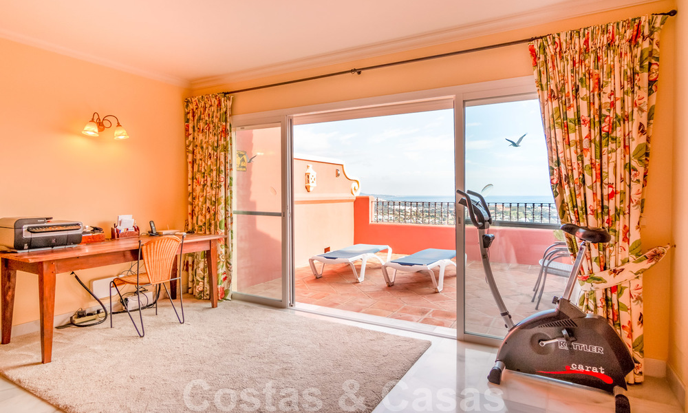 Prístino ático con vistas panorámicas al mar y a la montaña en venta en Benahavis, Marbella 20244