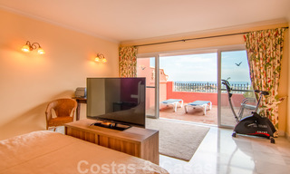 Prístino ático con vistas panorámicas al mar y a la montaña en venta en Benahavis, Marbella 20245 