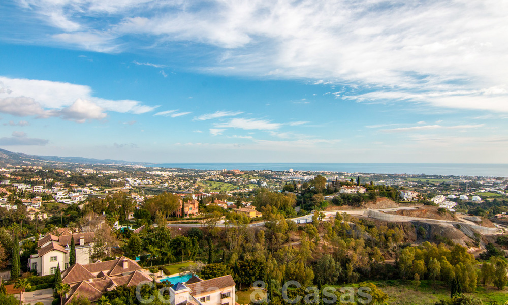 Prístino ático con vistas panorámicas al mar y a la montaña en venta en Benahavis, Marbella 20248