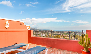 Prístino ático con vistas panorámicas al mar y a la montaña en venta en Benahavis, Marbella 20250 