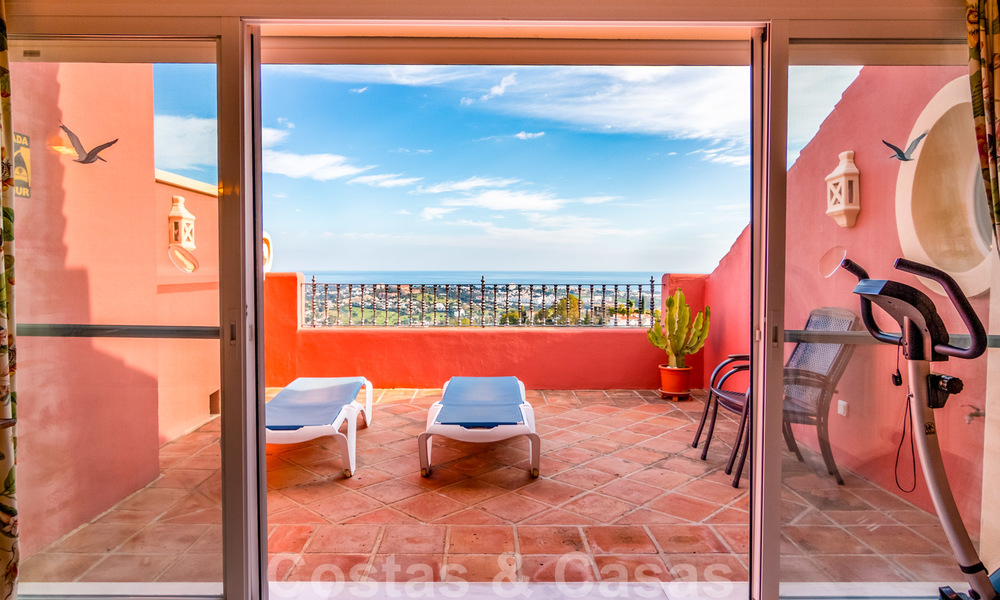 Prístino ático con vistas panorámicas al mar y a la montaña en venta en Benahavis, Marbella 20251